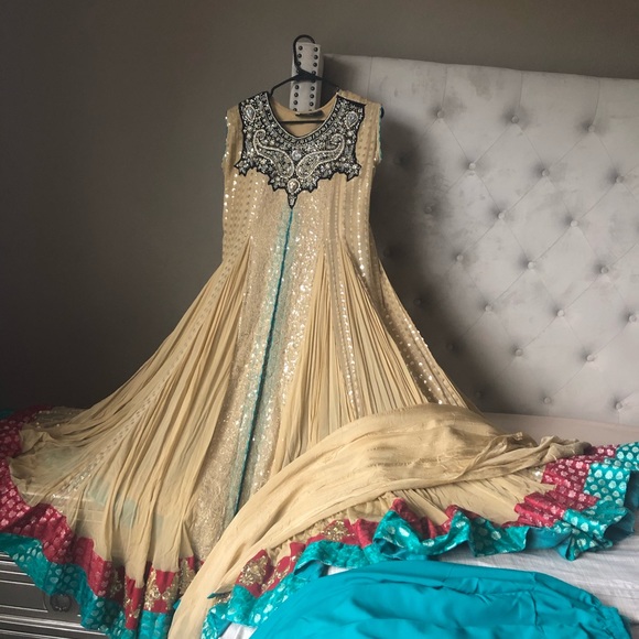 Wedding pishwas floor length Pakistani dress - Picture 4 of 6